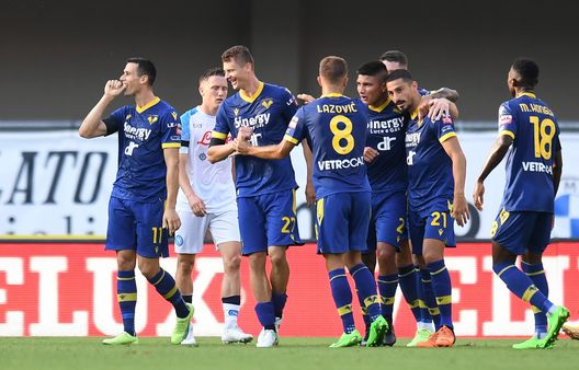 VERONA, ITALY - AUGUST 15: Kevin Lasagna of Verona celebrates with teammates after scoring their team's first goal during the Serie A match between Hellas Verona and SSC Napoli at Stadio Marcantonio Bentegodi on August 15, 2022 in Verona, . (Photo by Alessandro Sabattini/Getty Images) Henry scatenato: segna e colpisce Lasagna durante l’esultanza- immagine 2