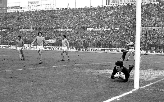 TURIN, ITALY: Napoli player Dino Zoff during a torino - Napoli on 1960'S in Turin, Italy. (Photo by Juventus FC - Archive/Juventus FC via Getty Images) Zoff: “Il Napoli sta facendo cose straordinarie, ma non so se effettivamente vincerà”- immagine 2