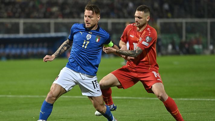 PALERMO, ITALY - MARCH 24: Ciro Immobile of Italy battles for possession with Darko Velkoski of North Macedonia during the 2022 FIFA World Cup Qualifier knockout round play-off match between Italy and North Macedonia at Stadio Renzo Barbera on March 24, 2022 in Palermo, Italy. (Photo by Tullio M. Puglia/Getty Images) Italia-Macedonia del Nord 0-1, azzurri che non vanno in Qatar - immagine 1