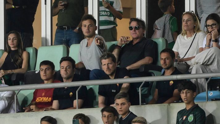 FARO, PORTUGAL - JULY 19: AS Roma Presidents Dan and Ryan Friedkin alongside with Paolo Dybala and Tiago Pinto attending the Pre-season Friendly match between AS Roma v Sporting CP at Estadio Algarve on July 19, 2022 in Faro, Portugal. (Photo by Luciano Rossi/AS Roma via Getty Images) Il messaggio dei Friedkin per Dybala: “Tutti stanno meglio in giallorosso” - immagine 1