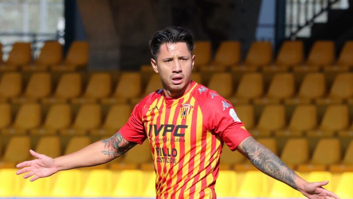 BENEVENTO, ITALY - OCTOBER 04: Gianluca Lapadula of Benevento Calcio stands disappointed during the Serie A match between Benevento Calcio and Bologna FC at Stadio Ciro Vigorito on October 04, 2020 in Benevento, Italy. (Photo by Francesco Pecoraro/Getty Images) BENEVENTO, ITALY - OCTOBER 04: Gianluca Lapadula of Benevento Calcio stands disappointed during the Serie A match between Benevento Calcio and Bologna FC at Stadio Ciro Vigorito on October 04, 2020 in Benevento, Italy. (Photo by Francesco Pecoraro/Getty Images)