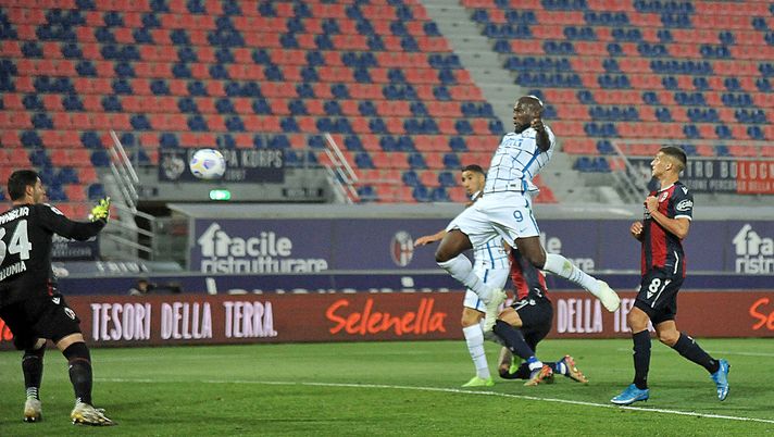 BOLOGNA, ITALY - APRIL 03: Romelu Lukaku of FC Internazionale scores the opening goal  during the Serie A match between Bologna FC and FC Internazionale at Stadio Renato Dall'Ara on April 03, 2021 in Bologna, Italy. (Photo by Mario Carlini / Iguana Press/Getty Images) 