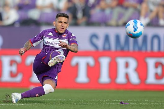 FLORENCE, ITALY - APRIL 16: Lucas Sebastián Torreira Di Pascua of ACF Fiorentina in action during the Serie A match between ACF Fiorentina and Venezia FC at Stadio Artemio Franchi on April 17, 2022 in Florence, Italy. (Photo by Gabriele Maltinti/Getty Images) Arsenal, che sconto per Torreira! La Samp ci prova, ma sarà dura- immagine 2