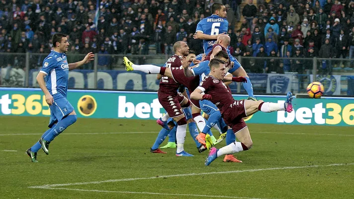EMPOLI, ITALY - FEBRUARY 05: Andrea Belotti of Torino FC scores the opening goal during the Serie A match between Empoli FC and FC Torino at Stadio Carlo Castellani on February 5, 2017 in Empoli, Italy.  (Photo by Gabriele Maltinti/Getty Images)
