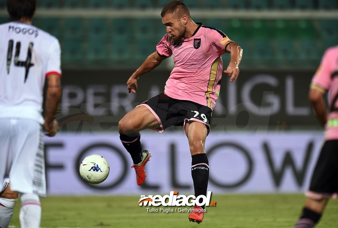  PALERMO, ITALY - AUGUST 31:  George Puscas of Palermo kicks the ball during the Serie B match between US Citta' di Palermo and US Cremonese at Stadio Renzo Barbera on August 31, 2018 in Palermo, Italy.  (Photo by Tullio M. Puglia/Getty Images) 