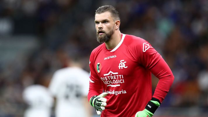 STADIO GIUSEPPE MEAZZA, MILANO, ITALY - 2022/08/20: Bartlomiej Dragowski of Spezia Calcio looks on during the Serie A match between Fc Internazionale and Spezia Calcio. Fc Internazionale wins 3-0 over Spezia Calcio. (Photo by Marco Canoniero/LightRocket via Getty Images) Dragowski brucia le tappe: la sua gestione e la probabile formazione dello Spezia - immagine 1