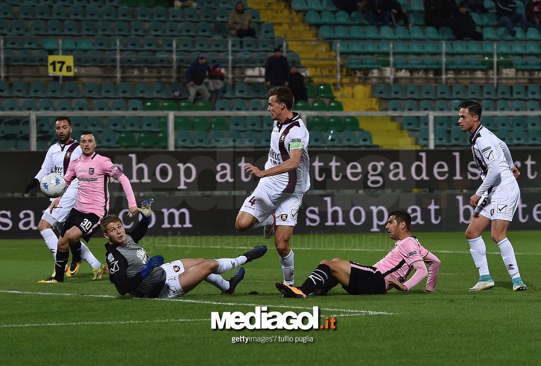  PALERMO, ITALY - DECEMBER 28:  Ivaylo Chochev of Palermo scores the opening goal during the Serie B match between US Citta di Palermo and US Salernitana on December 28, 2017 in Palermo, Italy.  (Photo by Tullio M. Puglia/Getty Images) 