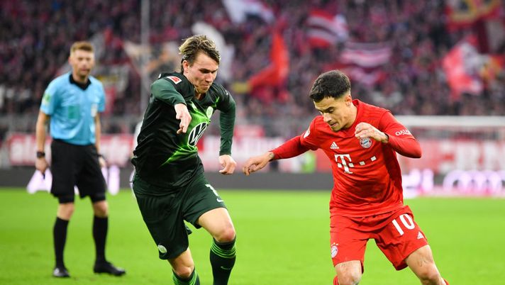 MUNICH, GERMANY - DECEMBER 21: Felix Klaus of VfL Wolfsburg and Philippe Coutinho of Bayern Muenchen compete for the ball during the Bundesliga match between FC Bayern Muenchen and VfL Wolfsburg at Allianz Arena on December 21, 2019 in Munich, Germany. (Photo by Sebastian Widmann/Bongarts/Getty Images) Aston Villa, Coutinho non rientra nei piani: verso il Flamengo… - immagine 1