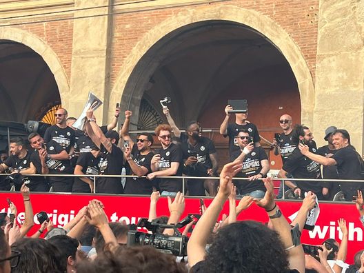 FOTO TBW – La festa della Virtus in Piazza Maggiore dopo la conquista dell’Eurocup- immagine 10