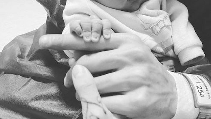 È nato Theo Jr. La prima foto postata da papà Hernandez: “Ti amo figlio” - immagine 1