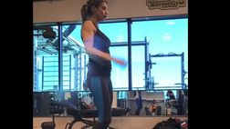 VIDEO / La Canalis lavora sull’autodifesa: eccola in palestra a lezione di Krav Maga