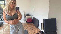 Wanda posta una foto con décolleté esplosivo, i fan le chiedono: “Ritocchino?”