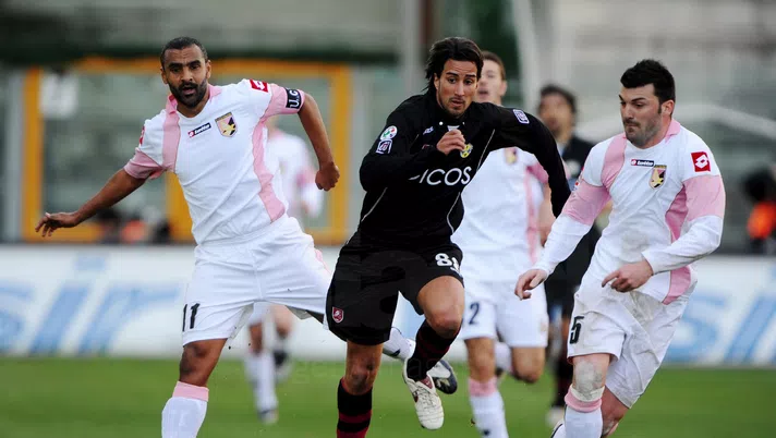 REGGIO CALABRIA, ITALY - FEBRARY 15:  Davide Di Gennaro (C) of Reggina competes for the ball with Fabio Liverani (L) and Cesare Bovo of Palermo during the Serie A match between Reggina and Palermo at the Stadio Granillo on Febrary 15, 2009 in Reggio Calabria, Italy. (Photo by New Press/Getty Images)