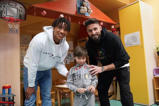 Milan dal cuore d’oro. Leao, Giroud e in visita presso ospedali milanesi- immagine 2