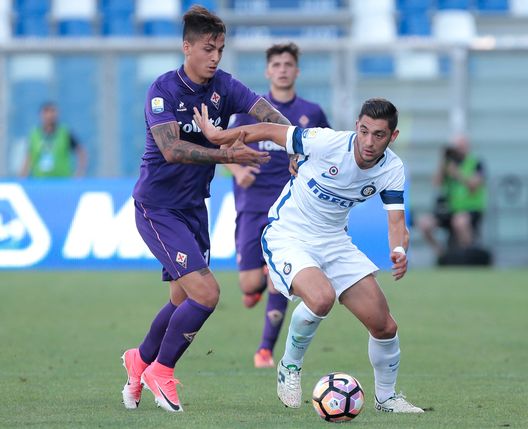  REGGIO NELL'EMILIA, ITALY - JUNE 11: Andrea Cagnano of FC Internazionale Milano (R) competes for the ball with Julian Illanes Minucci of ACF Fiorentina during the Primavera TIM Playoffs match between FC Internazionale and ACF Fiorentina on June 11, 2017 in Reggio nell'Emilia, Italy. (Photo by Emilio Andreoli - Inter/FC Internazionale via Getty Images) 