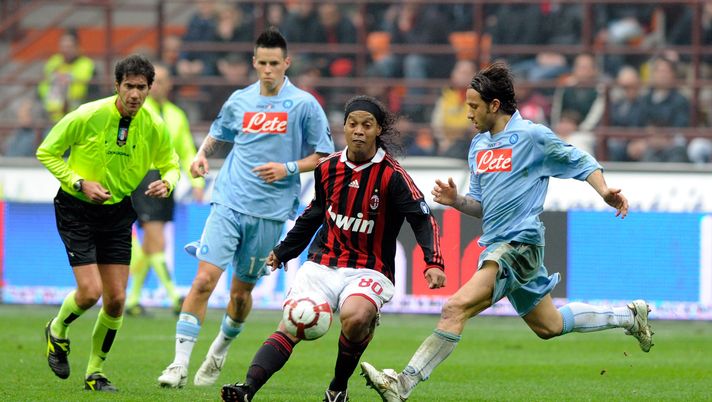 Il brasiliano Ronaldinho durante un Milan-Napoli (credits: GETTY Images) 