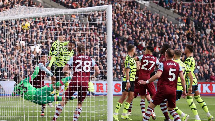 LONDON, ENGLAND - FEBRUARY 11: William Saliba of Arsenal scores his team's first goal during the Premier League match between West Ham United and Arsenal FC at London Stadium on February 11, 2024 in London, England. (Photo by Julian Finney/Getty Images) London derby no limits: l’Arsenal ne fa 6 contro un West Ham senz’anima… - immagine 1