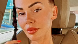 Erjona prova il nuovo look. Treccia per la Sulejmani e il décolleté fa sognare