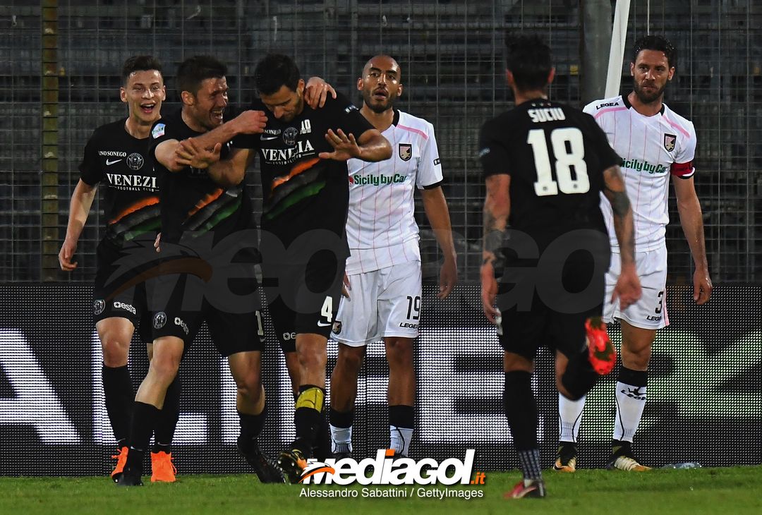  VENICE, ITALY - APRIL 27:  Sinisa Andelkovic of Venezia FC celebrates after scoring his team third goal during the serie B match between Venezia FC and US Citta di Palermo at Stadio Pier Luigi Penzo on April 27, 2018 in Venice, Italy.  (Photo by Alessandro Sabattini/Getty Images) 