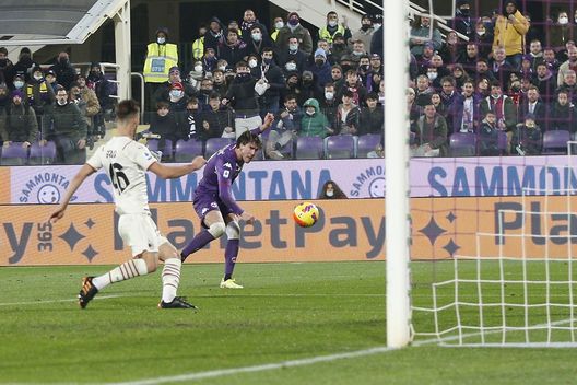 FLORENCE, ITALY - NOVEMBER 20: Dusan Vlahovic of ACF Fiorentina scores a goal during the Serie A match between ACF Fiorentina and AC Milan at Stadio Artemio Franchi on November 20, 2021 in Florence, Italy. (Photo by Gabriele Maltinti/Getty Images) FLORENCE, ITALY - NOVEMBER 20: Dusan Vlahovic of ACF Fiorentina scores a goal during the Serie A match between ACF Fiorentina and AC Milan at Stadio Artemio Franchi on November 20, 2021 in Florence, Italy. (Photo by Gabriele Maltinti/Getty Images)