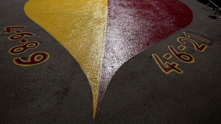 De Falchi, il ricordo della Curva Sud: “La tua bandiera nel cuore del tifo romanista” – FOTO De Falchi, il ricordo della Curva Sud: “La tua bandiera nel cuore del tifo romanista” – FOTO