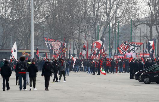 I tifosi del Milan incitano la squadra fuori da San Siro I tifosi del Milan incitano la squadra fuori da San Siro
