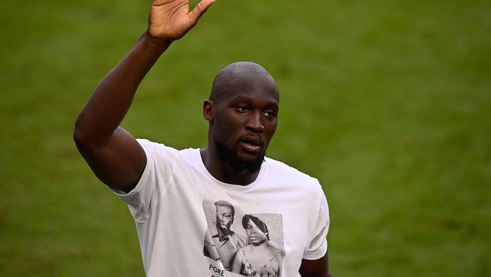 MILAN, ITALY - MAY 23: Romelu Lukaku of FC Internazionale celebrates after the Serie A match between FC Internazionale Milano and Udinese Calcio at Stadio Giuseppe Meazza on May 23, 2021 in Milan, Italy. Sporting stadiums around Italy remain under strict restrictions due to the Coronavirus Pandemic as Government social distancing laws prohibit fans inside venues resulting in games being played behind closed doors (Photo by Mattia Ozbot/Getty Images) MILAN, ITALY - MAY 23: Romelu Lukaku of FC Internazionale celebrates after the Serie A match between FC Internazionale Milano and Udinese Calcio at Stadio Giuseppe Meazza on May 23, 2021 in Milan, Italy. Sporting stadiums around Italy remain under strict restrictions due to the Coronavirus Pandemic as Government social distancing laws prohibit fans inside venues resulting in games being played behind closed doors (Photo by Mattia Ozbot/Getty Images)