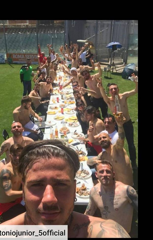 Foto, Foggia: i rossoneri festeggiano la promozione in B con pranzo allo stadio e ‘Papu Dance’ Foto, Foggia: i rossoneri festeggiano la promozione in B con pranzo allo stadio e ‘Papu Dance’