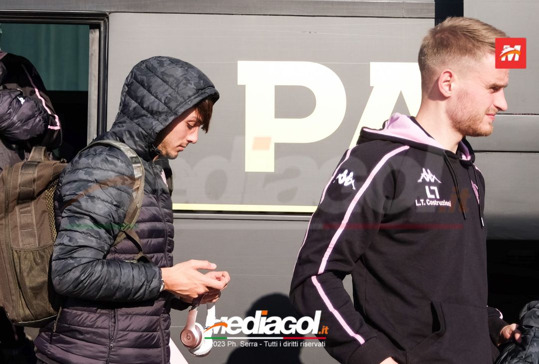 FOTO Palermo, i rosanero ritornano a Palermo dopo il la trasferta a Genova (Gallery) - immagine 8