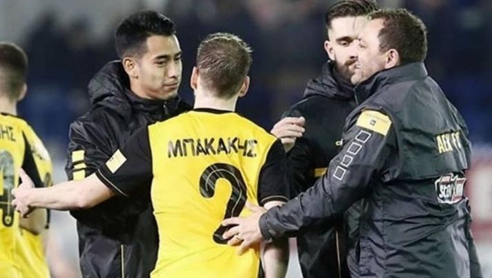 Gianluca Colonnello in campo ad Atene, al termine di una gara Gianluca Colonnello in campo ad Atene, al termine di una gara