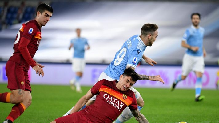 ROME, ITALY - JANUARY 15: Manuel Lazzari of SS Lazio compete for the ball with Roger Ibanez of AS Roma during the Serie A match between SS Lazio and AS Roma at Stadio Olimpico on January 15, 2021 in Rome, Italy. (Photo by Marco Rosi - SS Lazio/Getty Images) ROME, ITALY - JANUARY 15: Manuel Lazzari of SS Lazio compete for the ball with Roger Ibanez of AS Roma during the Serie A match between SS Lazio and AS Roma at Stadio Olimpico on January 15, 2021 in Rome, Italy. (Photo by Marco Rosi - SS Lazio/Getty Images)