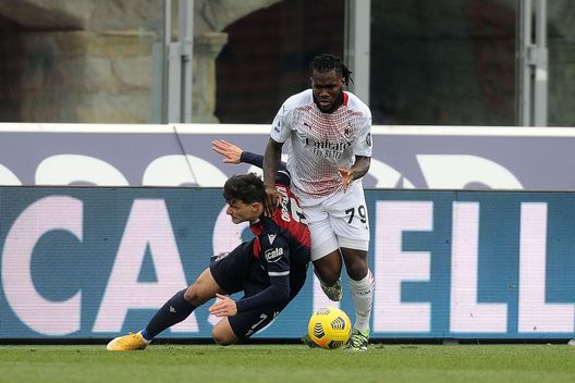 Kessie spazza via Orsolini del Bologna Kessie spazza via Orsolini del Bologna
