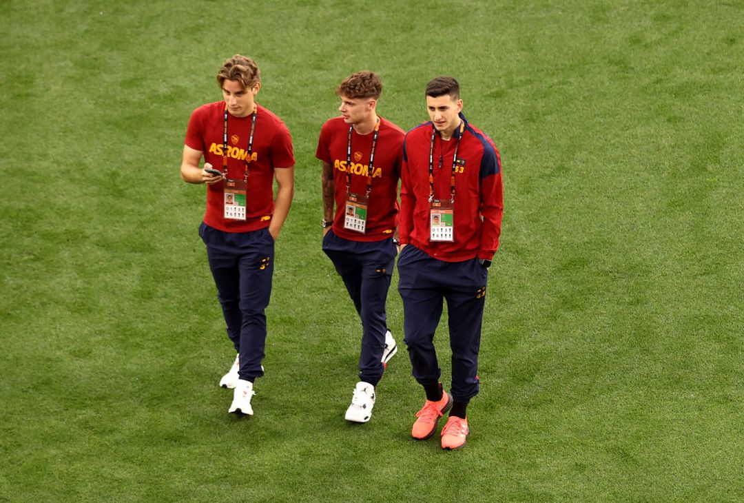 La Roma sul prato della Puskas Arena. Domani la finale – FOTO GALLERY - immagine 19