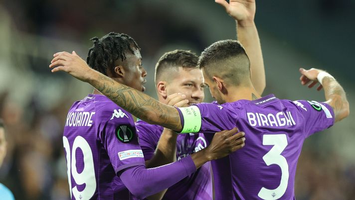 FLORENCE, ITALY - OCTOBER 13: Luka Jovic of ACF Fiorentina and Cristiano Biraghi of ACF Fiorentina celebrates after scoring a goal during the UEFA Europa Conference League group A match between ACF Fiorentina and Heart of Midlothian at Stadio Artemio Franchi on October 13, 2022 in Florence, Italy. (Photo by Gabriele Maltinti/Getty Images) biraghi-kouamé-jovic
