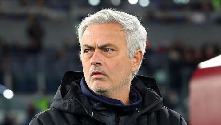 ROME, ITALY - NOVEMBER 28: Jose Mourinho, Head Coach of AS Roma looks on prior to the Serie A match between AS Roma and Torino FC at Stadio Olimpico on November 28, 2021 in Rome, Italy. (Photo by Paolo Bruno/Getty Images) Roma, un giocatore positivo al Covid-19: si trova in isolamento - immagine 1