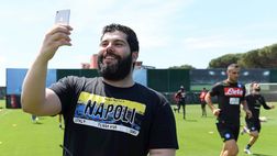 Salvatore Esposito “si prende” il Napoli: selfie con Ancelotti e la squadra