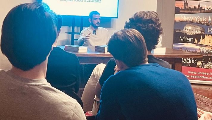 Florenzi, incontrati gli studenti della European School of Economics a Firenze (foto acmilan)