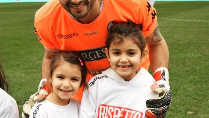 Corse nel condominio e tanta famiglia per il portiere barese Frattali 