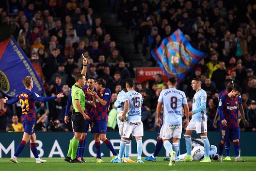 BARCELONA, SPAIN - NOVEMBER 09: referee Guillermo Cuadra Fernandez shows a yellow card to Lionel Messi (R) of FC Barcelona during the La Liga match between FC Barcelona and RC Celta de Vigo at Camp Nou stadium on November 09, 2019 in Barcelona, Spain. (Photo by Alex Caparros/Getty Images) Conference League, la scelta per l’arbitro del match di Istanbul- immagine 2