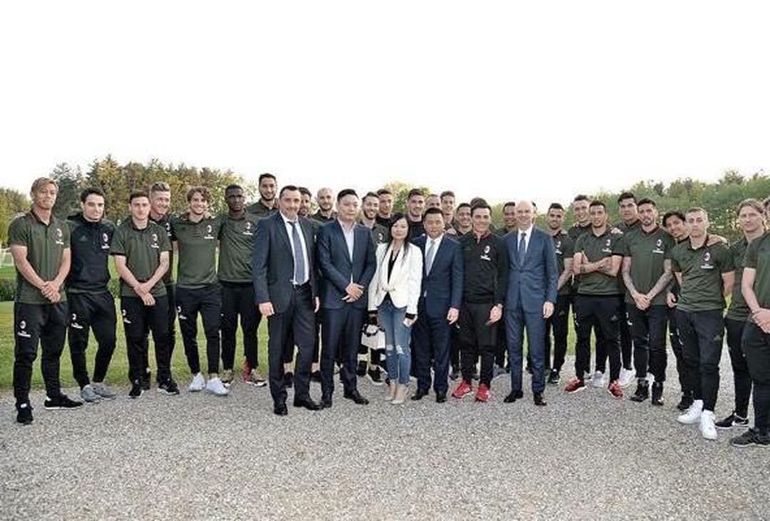  La nuova dirigenza con la squadra a Milanello 