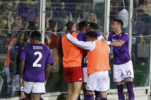 FLORENCE, ITALY - NOVEMBER 09: Luka Jovic of ACF Fiorentina celebrates after scoring a goal during the Serie A match between ACF Fiorentina and Salernitana at Stadio Artemio Franchi on November 9, 2022 in Florence, Italy. (Photo by Gabriele Maltinti/Getty Images) Giorgetti: “É tornata la Fiorentina che in campo si vuole bene. Funziona tutto”- immagine 2
