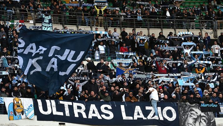 VERONA, ITALY - OCTOBER 24:SS Lazio fans during the Serie A match between Hellas and SS Lazio at Stadio Marcantonio Bentegodi on October 24, 2021 in Verona, Italy. (Photo by Alessandro Sabattini/Getty Images) Violenza al derby del 15 maggio: arresti domiciliari e obbligo di firma per 2 ultras Lazio - immagine 1