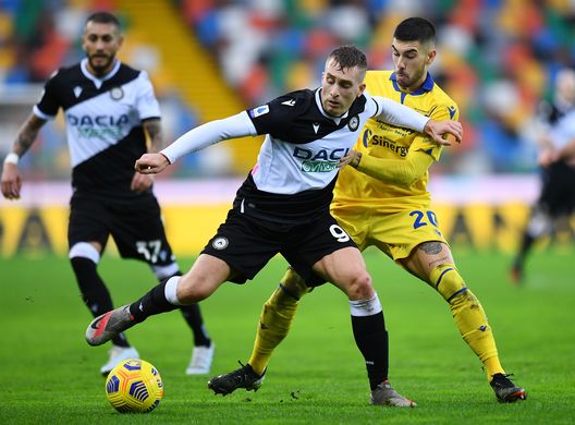 UDINE, ITALY - FEBRUARY 07: Gerard Deulofeu of Udinese is challenged by Mattia Zaccagni of Verona during the Serie A match between Udinese Calcio and Hellas Verona FC at Dacia Arena on February 07, 2021 in Udine, Italy. Sporting stadiums around Italy remain under strict restrictions due to the Coronavirus Pandemic as Government social distancing laws prohibit fans inside venues resulting in games being played behind closed doors. (Photo by Alessandro Sabattini/Getty Images) UDINE, ITALY - FEBRUARY 07: Gerard Deulofeu of Udinese is challenged by Mattia Zaccagni of Verona during the Serie A match between Udinese Calcio and Hellas Verona FC at Dacia Arena on February 07, 2021 in Udine, Italy. Sporting stadiums around Italy remain under strict restrictions due to the Coronavirus Pandemic as Government social distancing laws prohibit fans inside venues resulting in games being played behind closed doors. (Photo by Alessandro Sabattini/Getty Images)