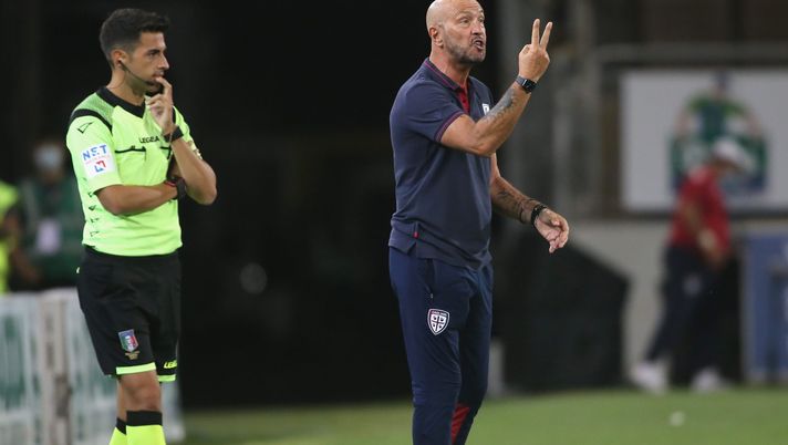CAGLIARI, ITALY - JULY 18: Walter Zenga coach of Cagliari reacts during the Serie A match between Cagliari Calcio and US Sassuolo at Sardegna Arena on July 18, 2020 in Cagliari, Italy. (Photo by Enrico Locci/Getty Images) CAGLIARI, ITALY - JULY 18: Walter Zenga coach of Cagliari reacts during the Serie A match between Cagliari Calcio and US Sassuolo at Sardegna Arena on July 18, 2020 in Cagliari, Italy. (Photo by Enrico Locci/Getty Images)