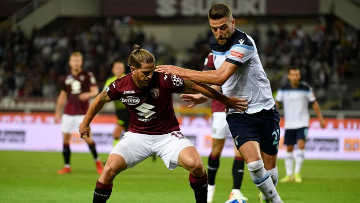 TURIN, ITALY - SEPTEMBER 23: Sergej Milinkovic Savic of SS Lazio compete for the ball with Cristian Ansaldi of Torino FC during the Serie A match between Torino FC v SS Lazio at Stadio Olimpico di Torino on September 23, 2021 in Turin, Italy. (Photo by Marco Rosi - SS Lazio/Getty Images)