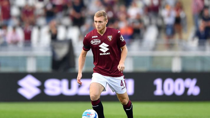 TURIN, ITALY - SEPTEMBER 23: Tommaso Pobega of Torino FC in action during the Serie A match between Torino FC v SS Lazio at Stadio Olimpico di Torino on September 23, 2021 in Turin, Italy. (Photo by Valerio Pennicino/Getty Images) La Roma apre la caccia ai giovani: nel mirino Frattesi e piace Pobega - immagine 1