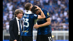 Barella scherza con Ranocchia: “Forza amico. Il gesso ce l’avevi anche prima”
