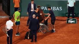 VIDEO / Esce in sedia a rotelle, poi rientra in stampelle: il brutto infortunio di Zverev