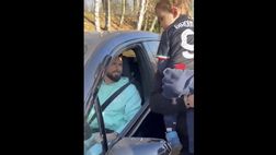 VIDEO – Milan, Giroud firma autografi ai tifosi fuori da Milanello | PM News