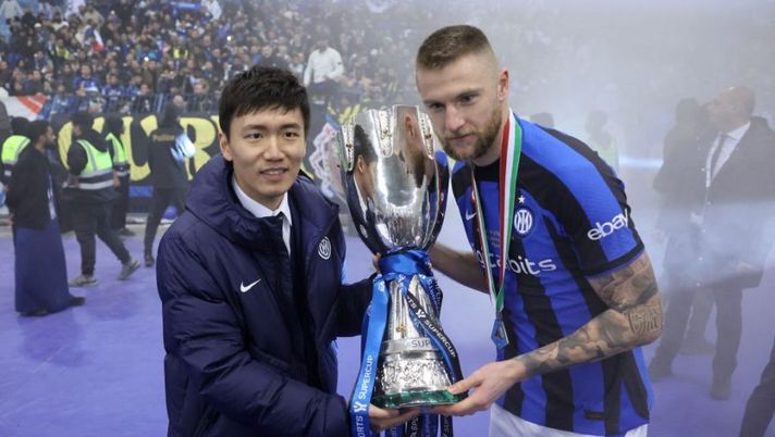 Inter Milan's President Steven Zhang (L) and Inter Milan's Slovakian defender Milan Skriniar pose with the trophy after winning the Italian SuperCup football match between AC Milan and Inter Milan, at the King Fahd International Stadium in Riyadh on January 18, 2023. (Photo by Giuseppe CACACE / AFP) (Photo by GIUSEPPE CACACE/AFP via Getty Images) Ad Inter: “Mercato? Faremo dei correttivi ma decisioni condivise con Zhang e Marotta” - immagine 1